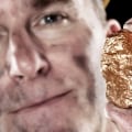Which is better to invest in gold or stocks?